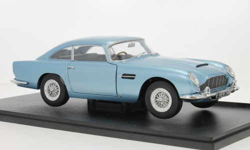Aston Martin DB5 hellblau Solido 1:18